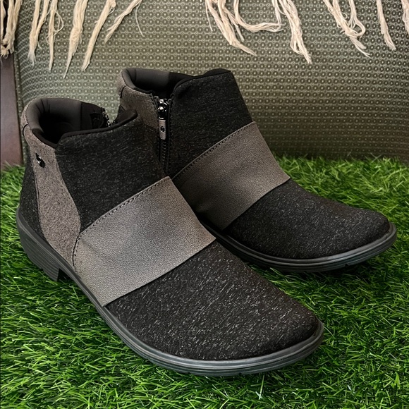 Bzees Shoes - Bzees Billie Booties Soft Black and Gray Women's Ankle Boots Size 9 GUC!